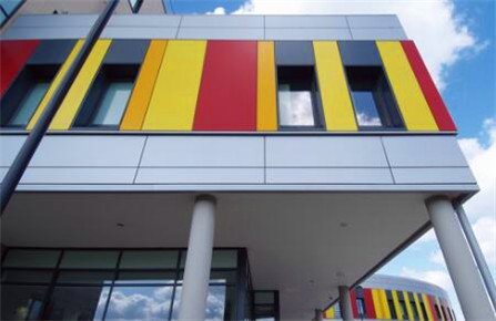 为什么铝塑板会渐渐的被铝单板装饰材料代替